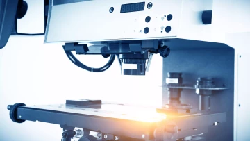 Jakie wyzwania stoją przed personelem odpowiedzialnym za nadzorowanie wyposażenia kontrolno-pomiarowego?